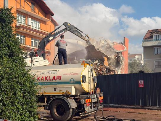 Bitişiğindeki temel kazısı sırasında yan yatmaya başlayan binanın yıkımı yapıldı