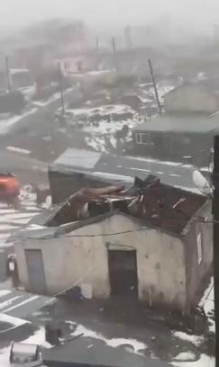 Çıldır’da şiddetli dolu ve fırtına: 20’den fazla evin çatısı uçtu