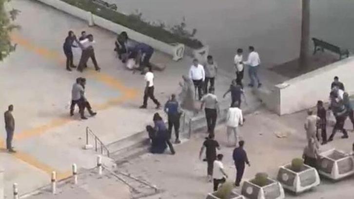Adliye önündeki tekmeli yumruklu kavga kameraya yansıdı