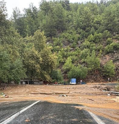 Mersin-Antalya yolu heyelan nedeniyle ulaşıma kapandı