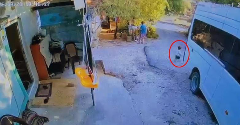 Babasının kullandığı minibüsün altında kalan Yakup Emir’in cenazesi toprağa verildi