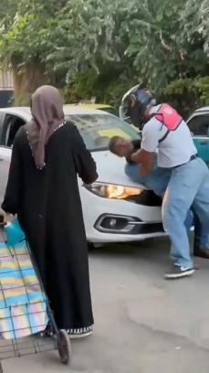 Yol verme tartışmasında motokurye, otomobil sürücüsünü kaputa yatırıp defalarca yumrukladı