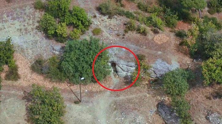 Doğal kaya oluşumunun altındaki türbe görenleri şaşırtıyor