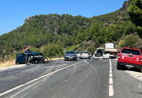 Otomobiller çarpıştı: 4 yaralı