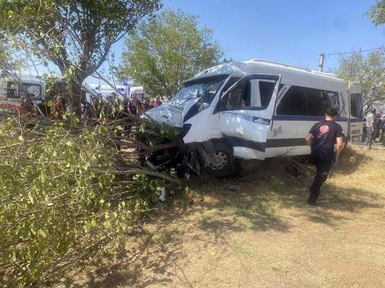 Tarım işçilerini taşıyan minibüs, ağaca çarptı: 14 yaralı