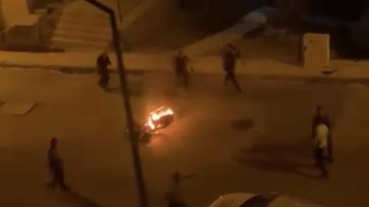 Sokak ortasında motosikletini ateşe verdi bağırıp çağırdı