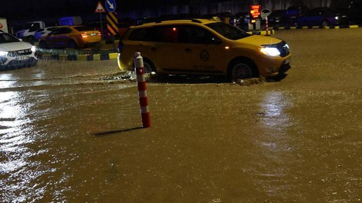 Trabzon'da sağanak nedeniyle cadde ve sokaklar göle döndü