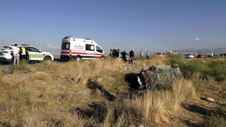 Refüje çarpan otomobil şarampole devrildi