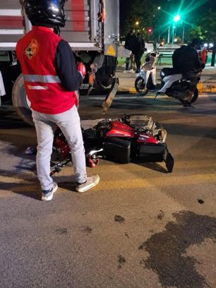 Park halindeki TIR'a çarpan motosikletin sürücüsü ağır yaralandı