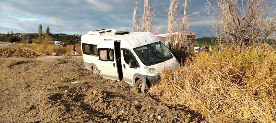 Balıkesir'de işçi servis minibüsü şarampole yuvarlandı; 13 yaralı