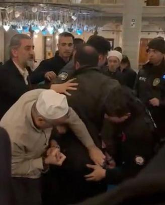 Eyüpsultan Camii’nde çıkan kavgada silahla havaya ateş açan şüpheli yakalandı