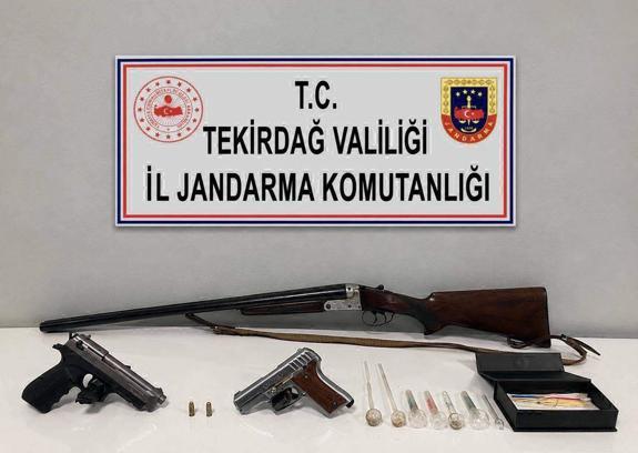 Evinde ruhsatsız silahlar ele geçen şüpheli gözaltında