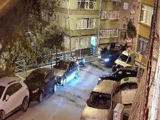 Şişli'de sokağı birbirine kattı: Park halindeki araçlara çarpıp kaçtı