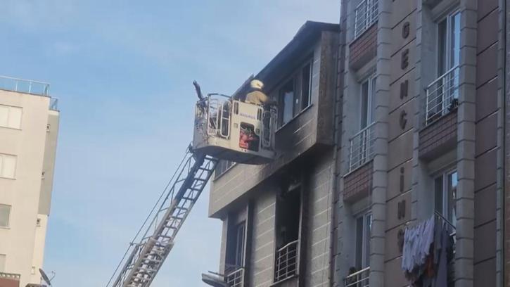 Esenyurt'ta 5 katlı binada yangın; mahsur kalan 5 kişi kurtarıldı