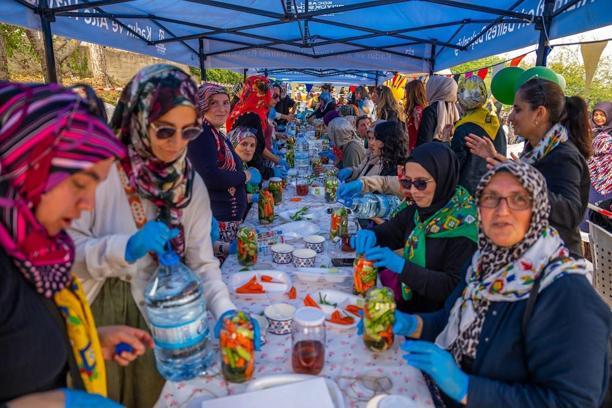 Gebze’de kadınlar imeceyle kışlık yiyecek hazırladı