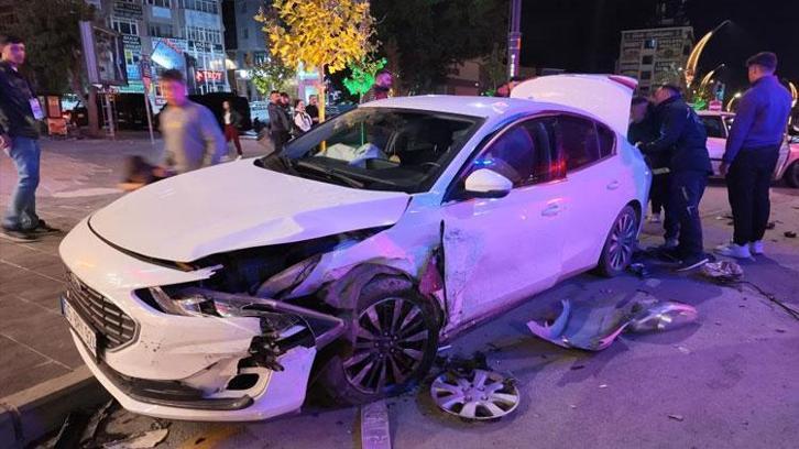 İki otomobilin çarpıştığı trafik kazasında 1 kişi yaralandı