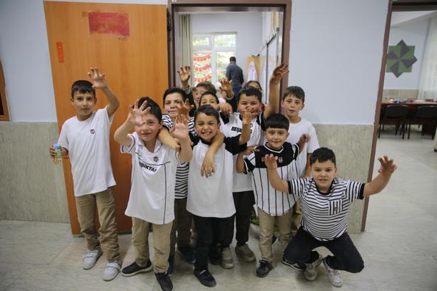 Niğde'de Beşiktaş taraftar grupları, öğrencilere hediye dağıttı