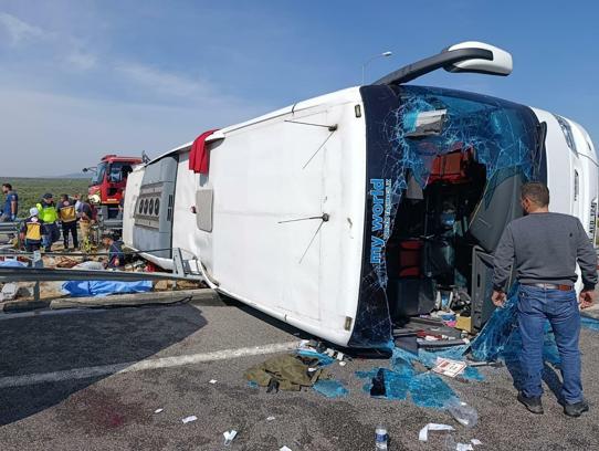 Manisa'da tur otobüsü devrildi; çok sayıda ölü ve yaralı var