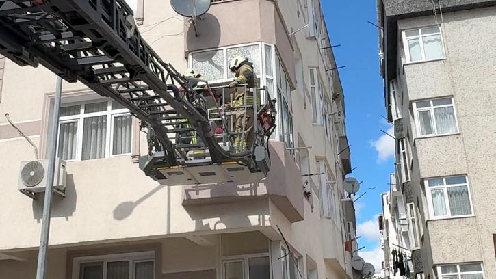 Avcılar’da yangın paniğiyle evden çıkan aile anahtarı içeride unuttu; itfaiye kurtardı