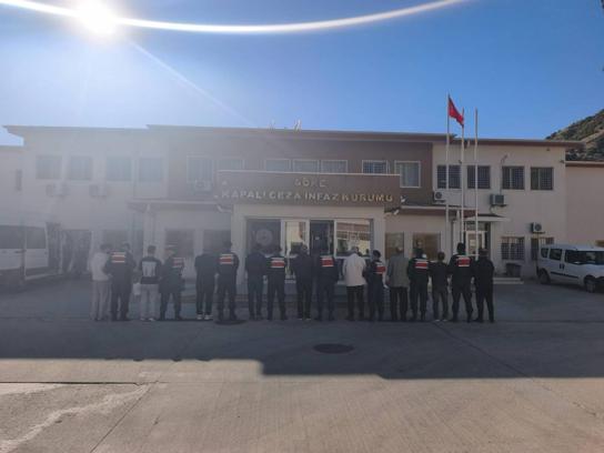 Kuşadası'nda çeşitli suçlardan aranan 11 kişi yakalandı