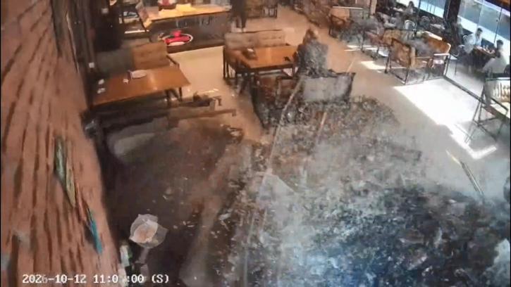 Esenyurt'ta otomobil park halindeki araca çarpıp börekçiye girdi