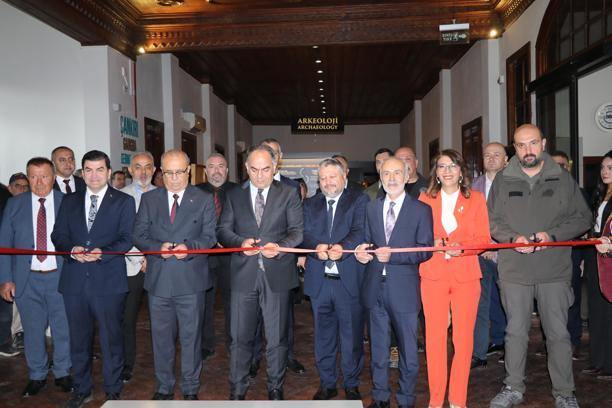 Çankırı'da "Ateşin Ahşaba, Boyanın Tuvale Dokunuşu" sergisi açıldı