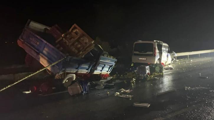 3 aracın karıştığı kazada 2 kişi öldü, 3 kişi yaralandı