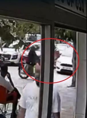 Ankara’da motosiklet ile otomobilin çarpıştığı kaza kamerada: 1 yaralı