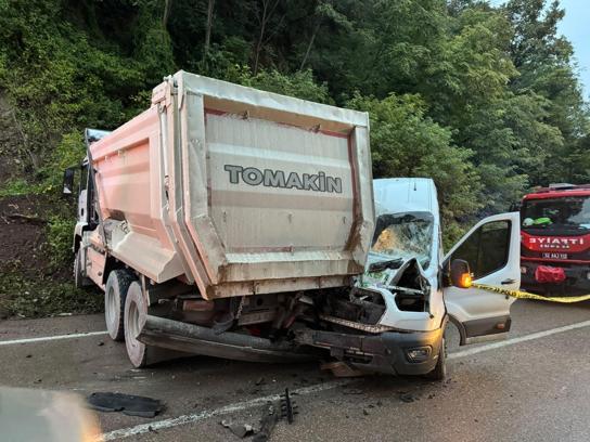 Ordu’da yolcu minibüsü kamyonla çarpıştı: 1 ölü 23 yaralı