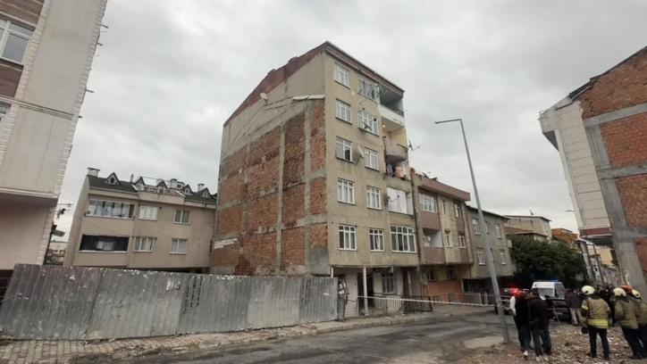 Küçükçekmece'de çatlaklar oluşan ve sesler gelen 7 katlı bina tahliye edildi