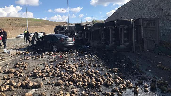 Ağrı'da can alan trafik kazası: TIR ile otomobil çarpıştı 4 kişi hayatını kaybetti