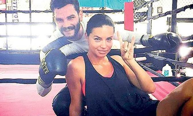 Adriana Lima 'Bozkurt' işareti yaptı!