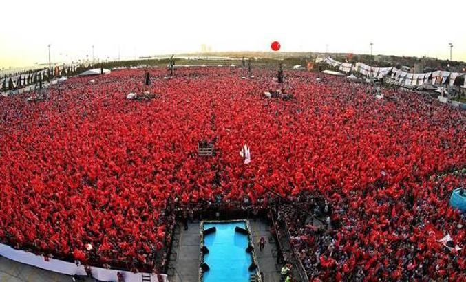 Demokrasi mitingine ünlü akını