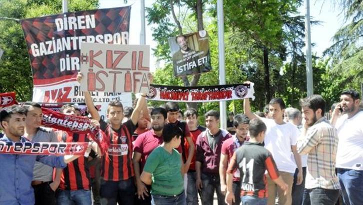 Yönetim protesto edidi