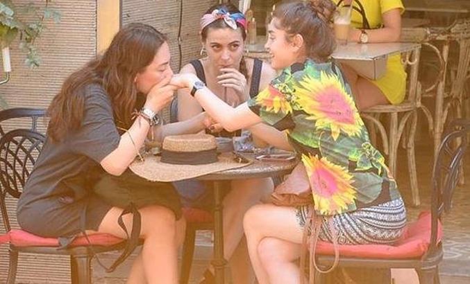 Demet Evgar ile genç kız el ele!