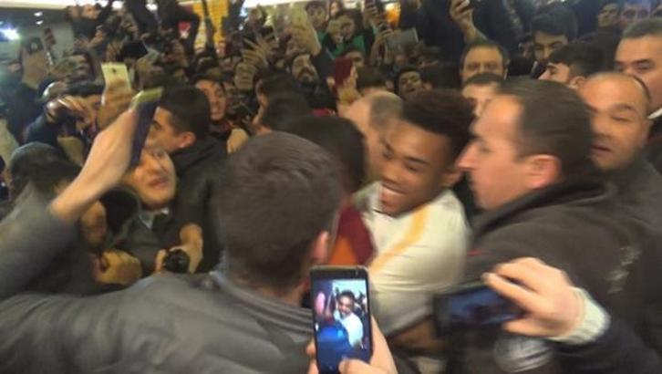 Rodrigues’in imza gününde izdiham çıktı