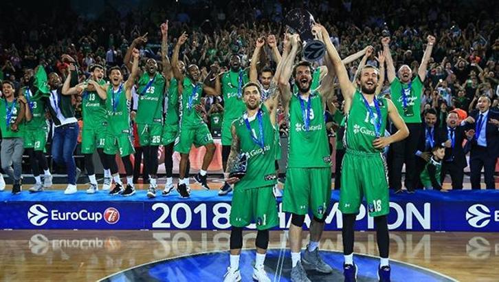 Darüşşafaka, şampiyonluk kupasını kaldırdı