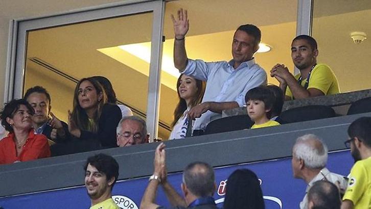 Ali Koç'tan kupa töreninde jest