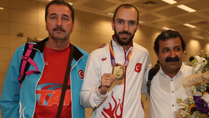 Ramil Guliyev'in antrenörü Oleg Mukhin, Türk vatandaşı oldu