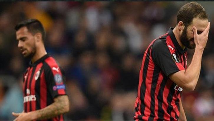 Milan, eski günlerini mumla arıyor...