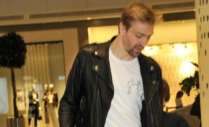 AVM'de oğluyla top kapmaca oynadı