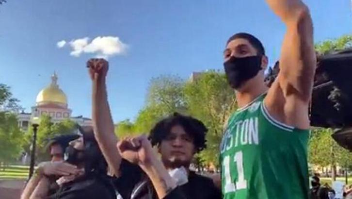 FETÖ’cü Enes Kanter, ABD’deki protestolara katıldı...