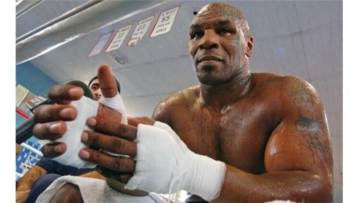 54 yaşındaki Mike Tyson ringlere geri döndü