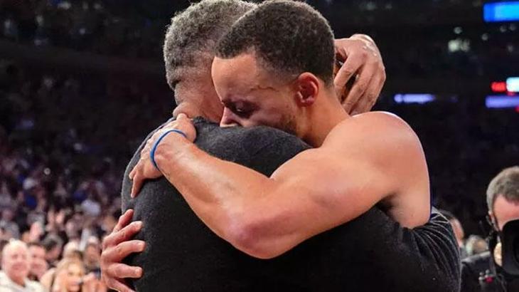 Yeni rekorunu kırmaya sadece 2 üçlük kalmıştı! Stephen Curry tarihe geçti