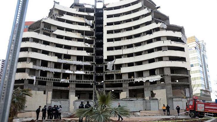 Gaziantep'te atıl kalan 11 katlı otelin otoparkı çöktü
