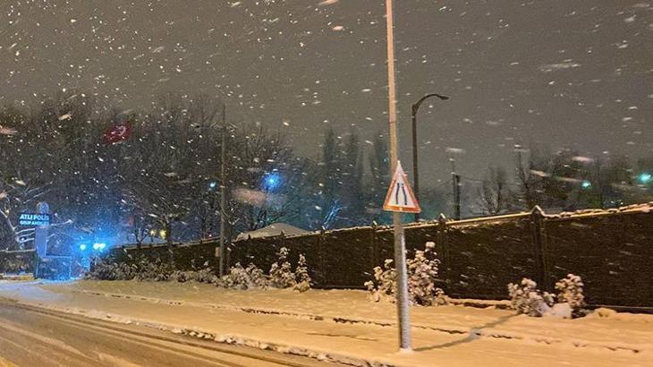 Bursa kent merkezinde kar kalınlığı 14 santimetreyi buldu