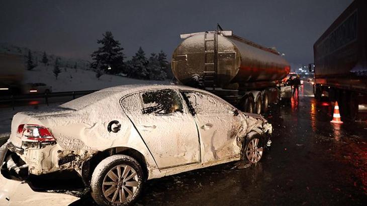 TAG otoyolunda 3 TIR ile 4 otomobilin karıştığı zincirleme kaza: 5 yaralı