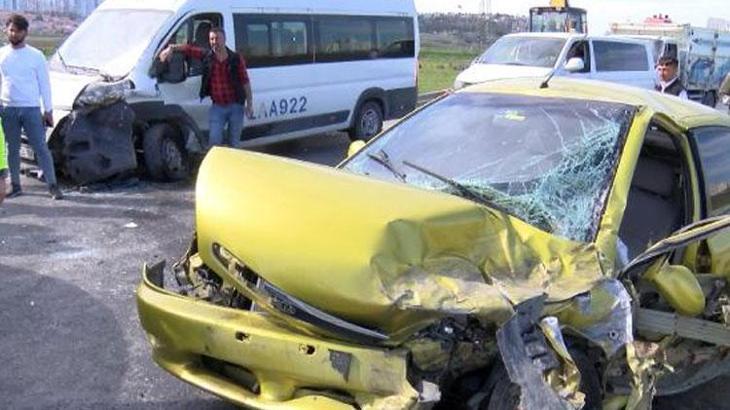 Avcılar’da minibüs ile otomobil kafa kafaya çarpıştı: 2 yaralı