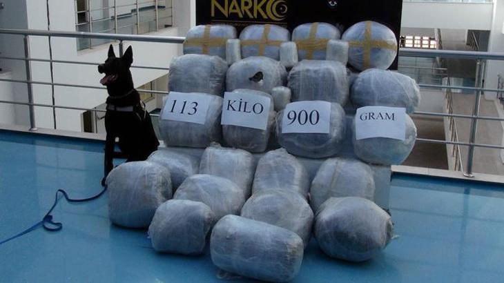 Sebze kasalarına gizlenen 113 kilo esrarı 'Uzi' buldu