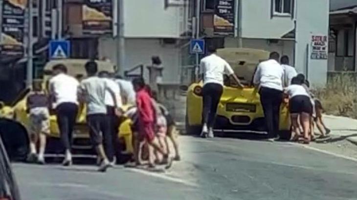 Milyonluk Ferrari yolda kalınca bakın ne yaptılar!